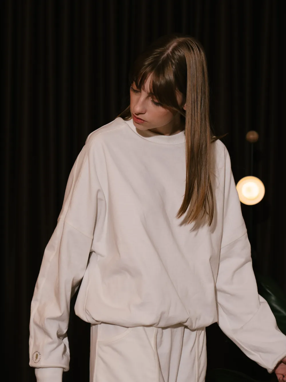 O lado off-white visto de costas, com o punho virado.